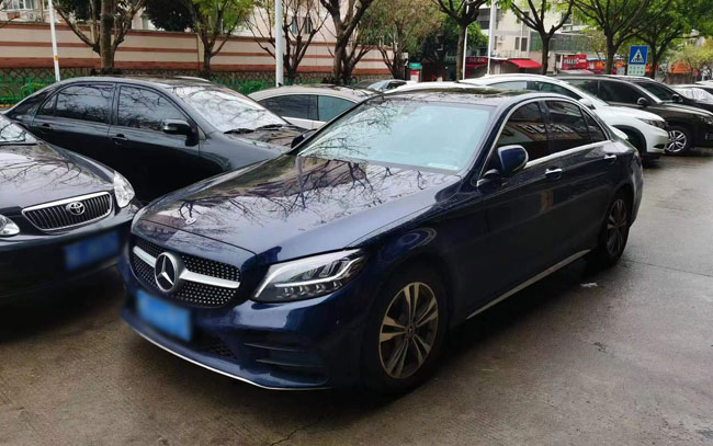 奔驰e300和cls300哪个好(开奔驰cls300女人的档次)