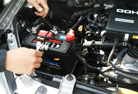 汽车电瓶电压低的原因是什么，电瓶电压低怎么解决