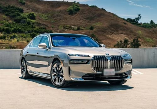 宝马i7是BMW旗舰7系轿车的电动版