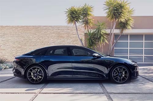 驾驶1200马力2024款Lucid Air Sapphire