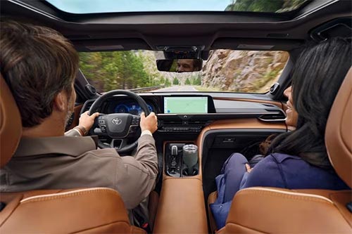 2025款丰田Crown Signia是一款几乎是雷克萨斯的皇冠SUV