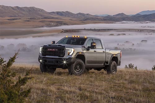 2024 GMC Sierra HD AT4X AEV 版爬山，也能拉一辆汽车