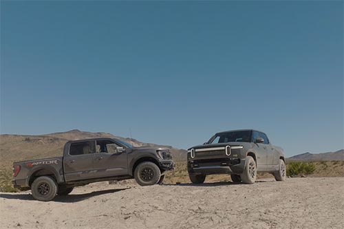 福特 F-150 Raptor R 与 Rivian R1T：V8 与 EV 的越野对比